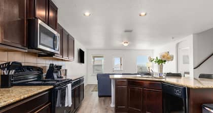 Spacious 5 Bedroom-SeaWorld/Lackland Family Retreat