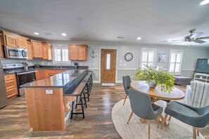 Fridge, microwave, oven, stovetop - 527 Venture Blvd. New Home - 2 Kings - Corner Lot (Panama City Beach)