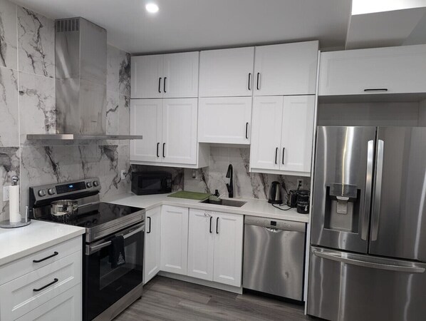 Fridge, microwave, stovetop, dishwasher
