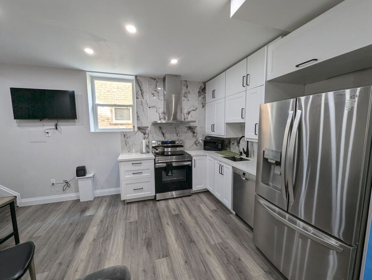 Fridge, microwave, stovetop, dishwasher