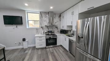 Fridge, microwave, stovetop, dishwasher