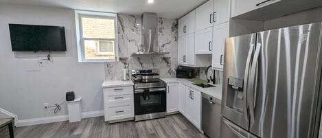 Fridge, microwave, stovetop, dishwasher