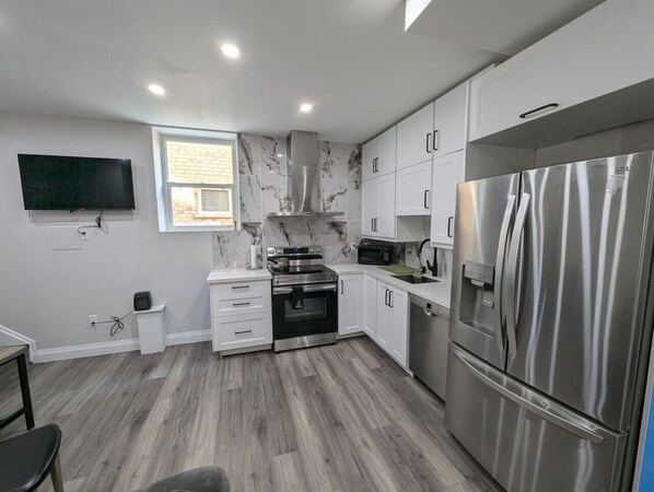 Fridge, microwave, stovetop, dishwasher