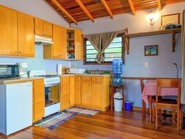 Microondas, cafetera/tetera, tostadora, licuadora