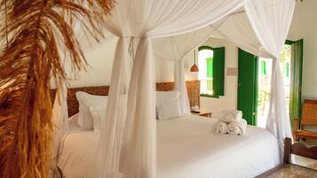 Quarto casal superluxo, banheira de hidromassagem, vista para a piscina | Frigobar, escrivaninha