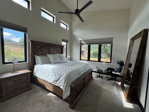 3 soverom, skrivebord, strykejern/-brett og wi-fi