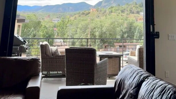 Ein Balkon mit Blick auf Berge und Grün.