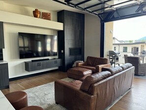 Una Smart TV, una chimenea