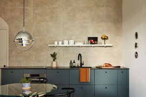 Réfrigérateur, four à micro-ondes, un four, lave-vaisselle