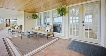 13BR Private Retreat On Acreage + Near Liberty
