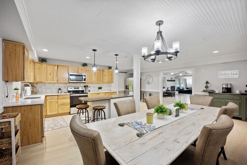 13BR Private Retreat On Acreage + Near Liberty