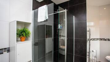 House, 5 Bedrooms | Bathroom | Towels