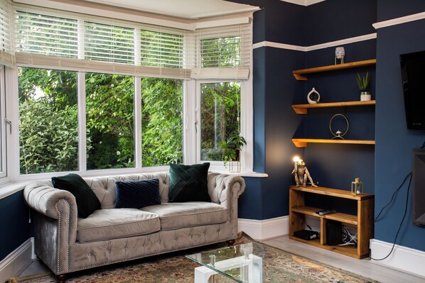 32-inch LCD TV with digital channels - Spacious 5 Bed House Newcastle Gateshead (Gateshead)