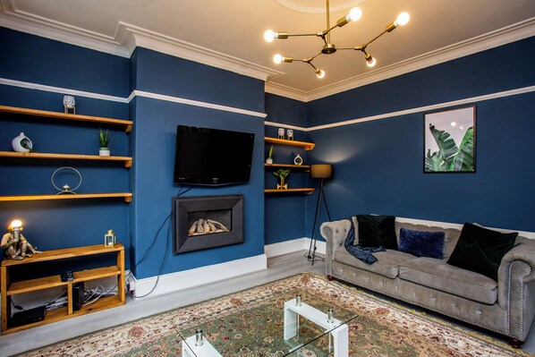 House, 5 Bedrooms | Living area | 32-inch LCD TV with digital channels