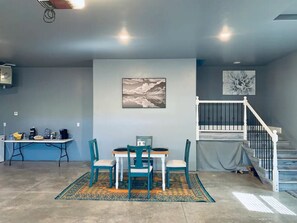 Dining - New + Loft + Unique near Big Goose Creek (Sheridan)