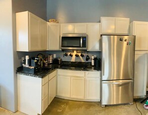 Fridge, microwave, dishwasher, coffee/tea maker - New + Loft + Unique near Big Goose Creek (Sheridan)