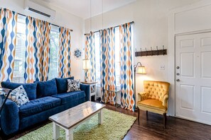 TV - The Riverwalk Retreat (San Antonio)