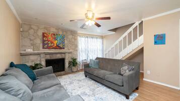 Téléviseur, foyer, livres