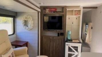 Smart TV, libros, estéreo