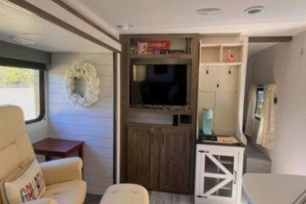 Smart TV, books, stereo