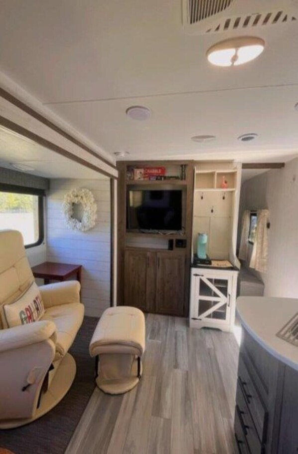 Smart TV, books, stereo