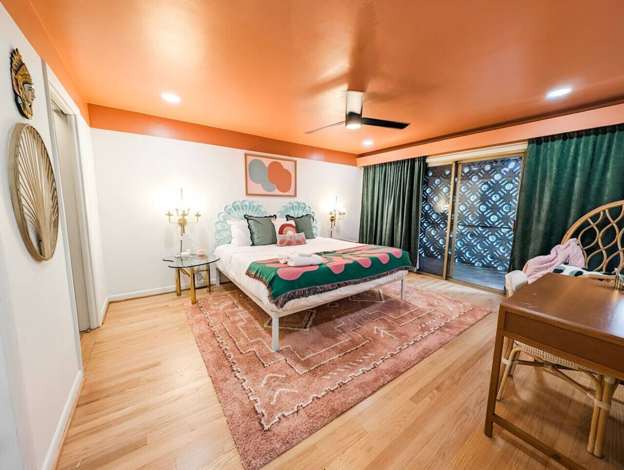 1 間睡房、書桌、熨斗/熨衫板、可攜式嬰兒床