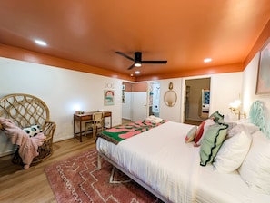 1 quarto, escrivaninha, ferros/tábuas de passar roupa, berço de viagem