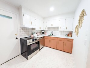 Fridge, microwave, oven, stovetop - The Flamingo Suite | 1 King | Newly Renovated! (Columbia)