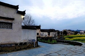 Unclassified image, 3 of 30, button - Guanjinglou Inn (Yi County)
