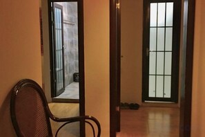 Unclassified image, 5 of 30, button - Guanjinglou Inn (Yi County)