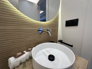 Douche, sèche-cheveux, serviettes fournies