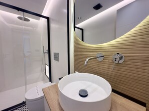 Douche, sèche-cheveux, serviettes fournies