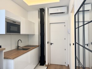 Fridge, microwave, oven, coffee/tea maker
