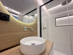 Douche, sèche-cheveux, serviettes fournies