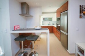 Een koelkast, een microgolfoven, een oven, een kookplaat