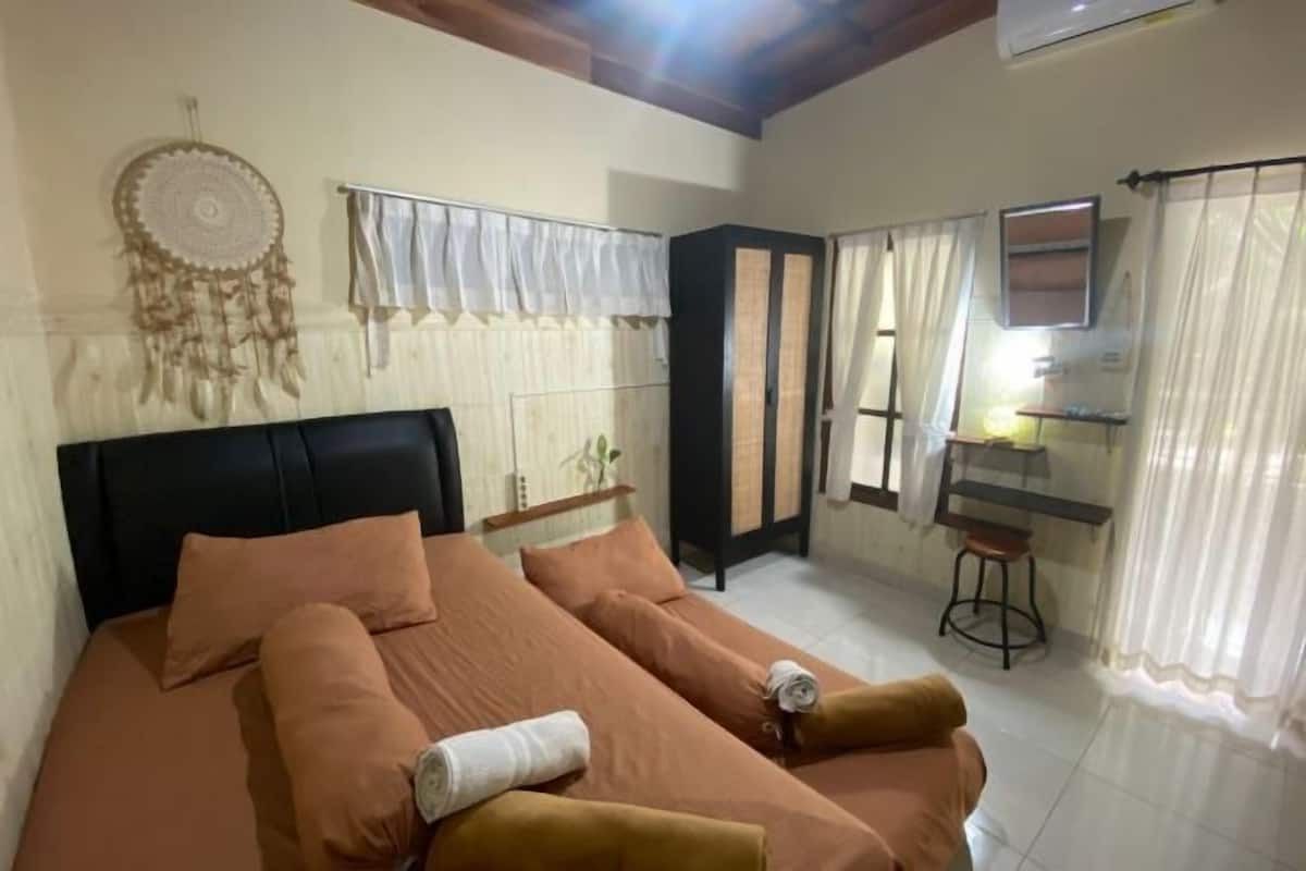 Une chambre à coucher avec un lit, un bureau et une chaise.