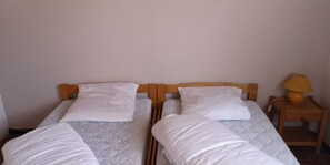 2 bedrooms, iron/ironing board, free WiFi