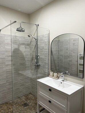 ヘアドライヤー、タオル、石鹸、トイレットペーパー