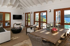 Oceanview Three Bedroom Villa Lovango | Living area