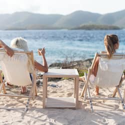 Plage privée, cabines (en supplément), chaises longues, parasols