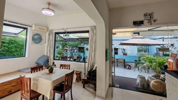Un comedor con una mesa, sillas y vistas del patio exterior.