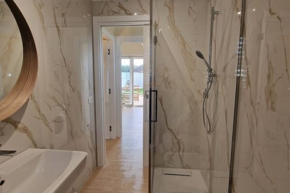 Dusche, Haartrockner, Bidet, HandtĂŒcher