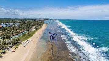 En la playa, arena blanca