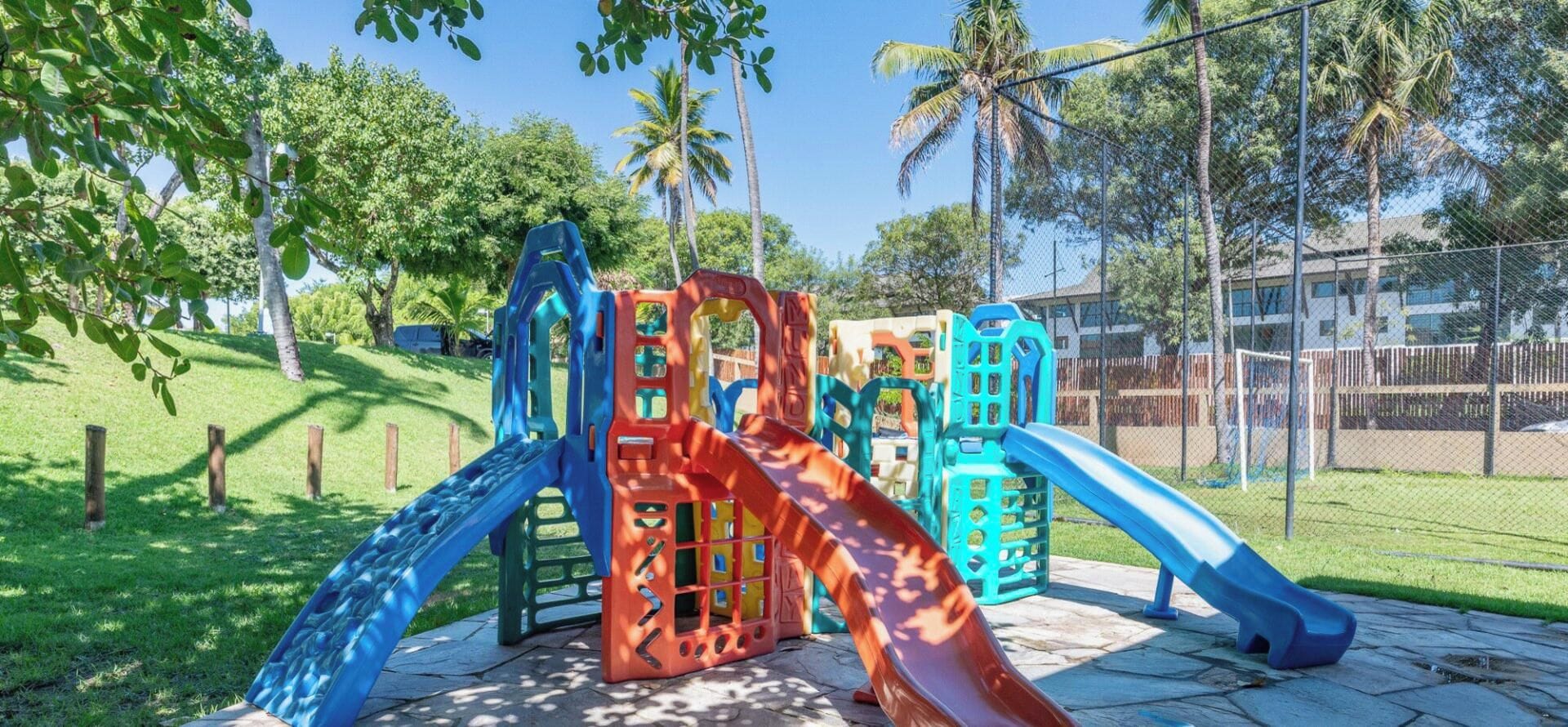 Um parquinho com vários escorregadores e estruturas para escalar.