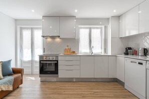 Kjøleskap, mikrobølgeovn, ovn og kokeplater