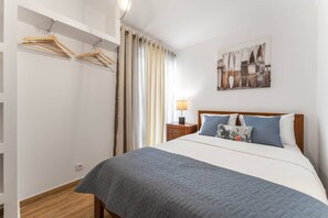 2 soverom, strykejern/-brett, reiseseng for barn og internettilgang