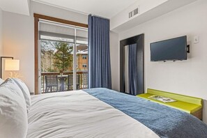 1 habitación, escritorio, tabla de planchar con plancha y cuna de viaje 