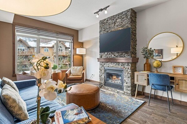 Smart TV, fireplace