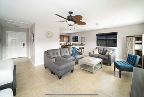 TV - Charming Loft in peaceful Kailua with WiFi, AC, and Mountain views.  (Kailua)
