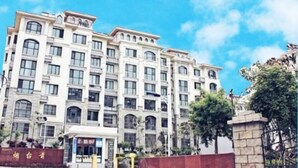 A multi-story hotel with a classical architectural style, featuring a symmetrical facade with evenly spaced windows and decorative elements.